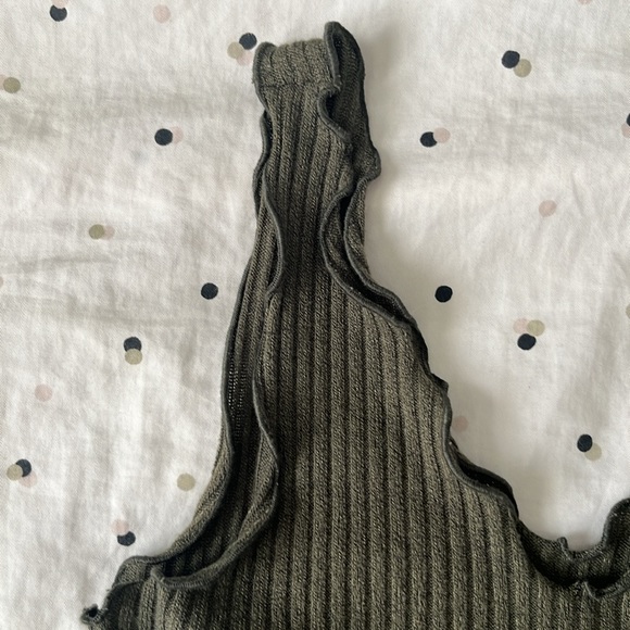 Dark green ruffled trim tank top - Picture 2 of 6